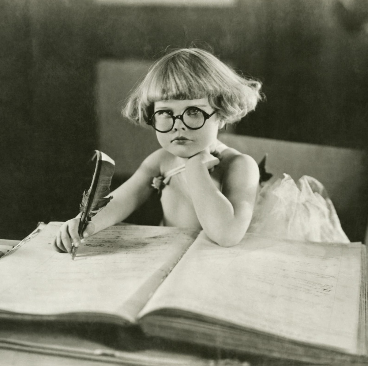 Юный писатель. Умная девушка. Женщина писатель. Смешная девочка в очках.